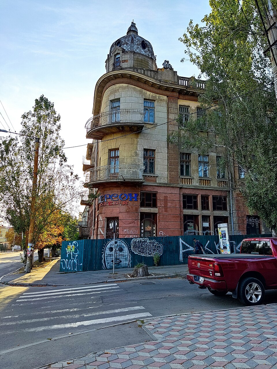 Занедбаний фасад будівлі у 2021 році